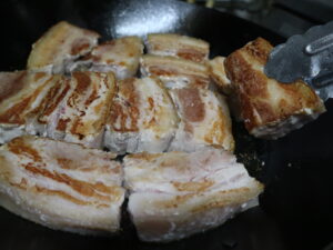 肉に焼き目を付ける